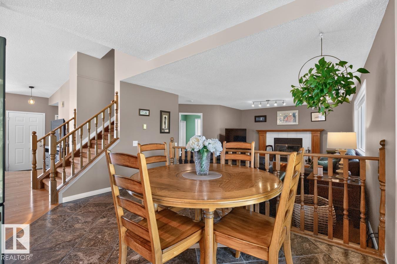 135 MEADOWVIEW DR — photo 10