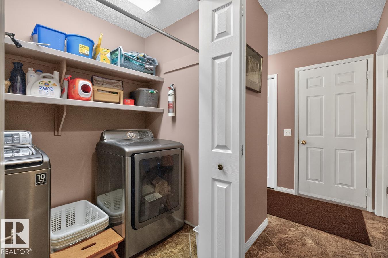 135 MEADOWVIEW DR — photo 18