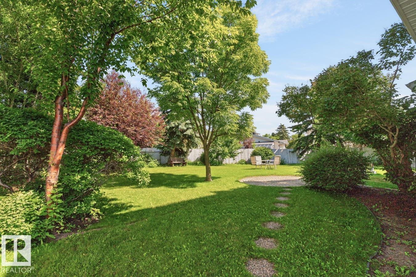 135 MEADOWVIEW DR — photo 36