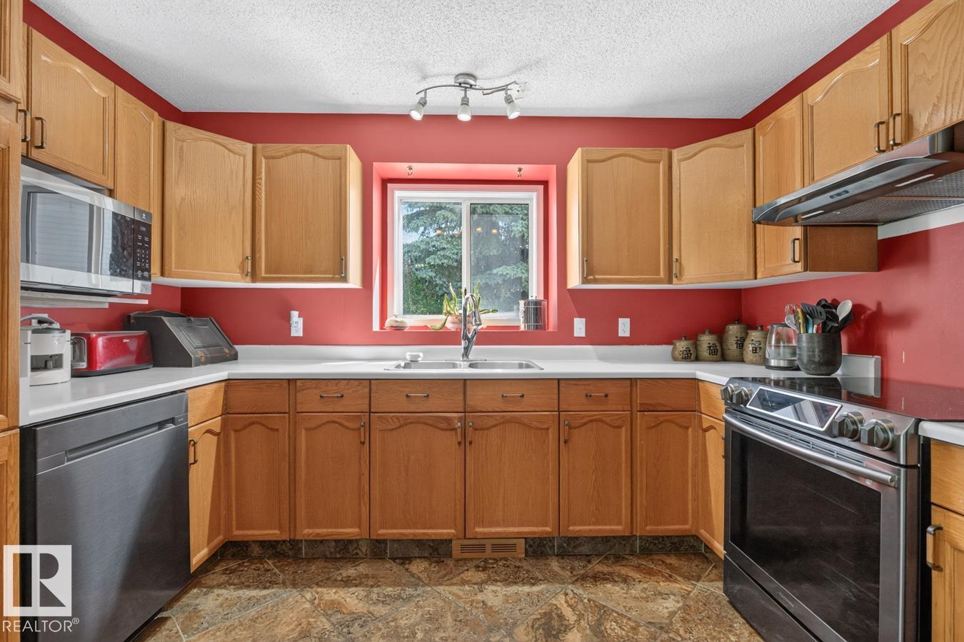 135 MEADOWVIEW DR — photo 8