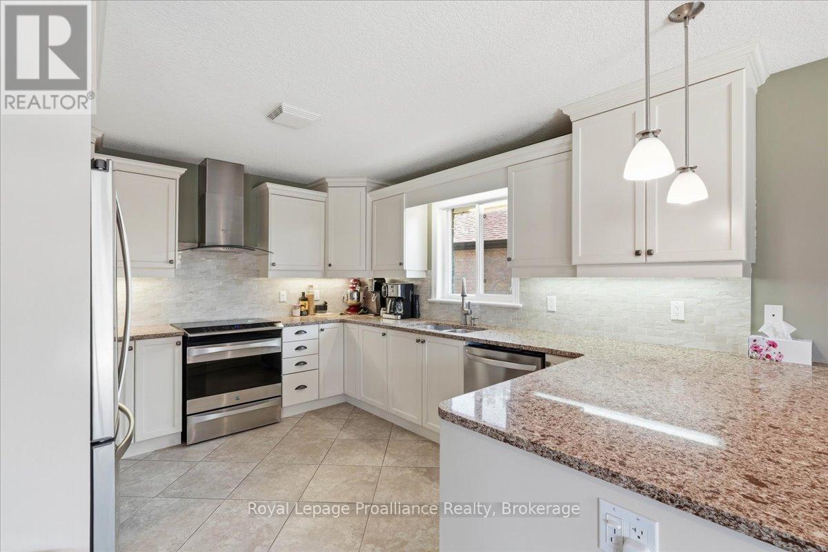 13 FREEDOM CRESCENT - 12