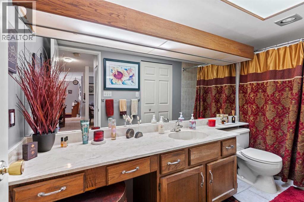 #201 3719C 49 Street NW - 24