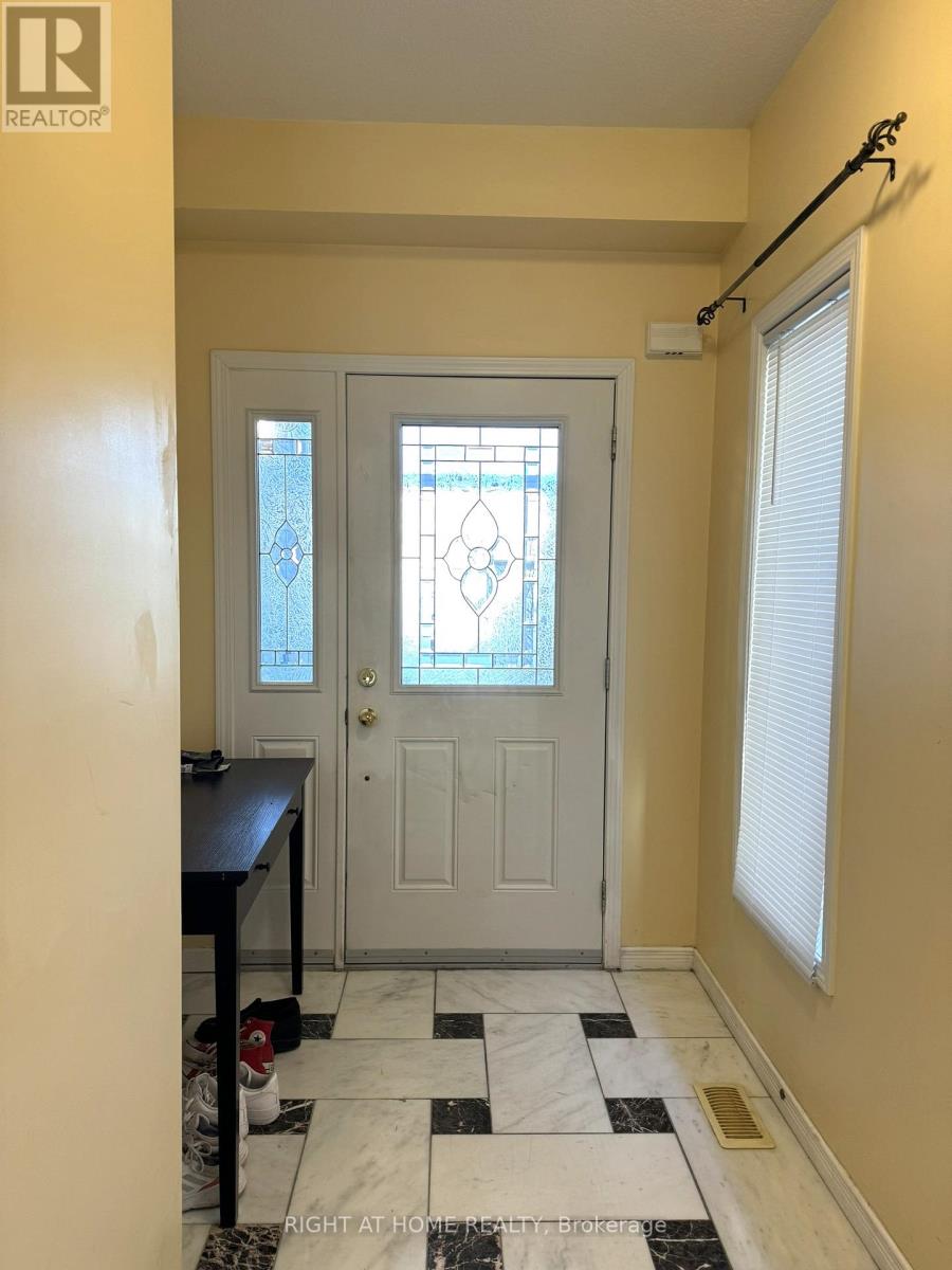 252 LEMON GRASS CRESCENT — photo 2