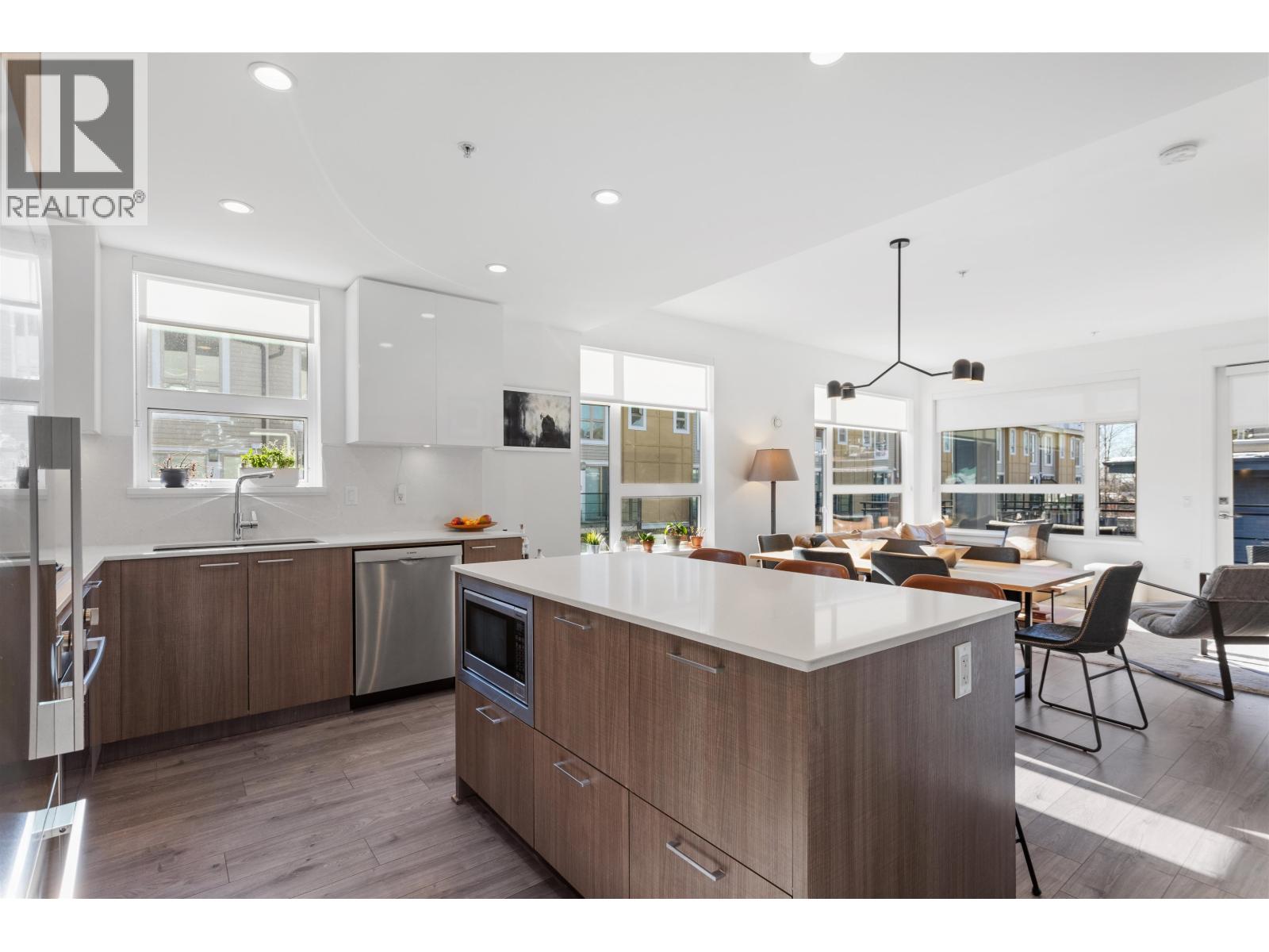 204 715 W 15TH STREET, North Vancouver