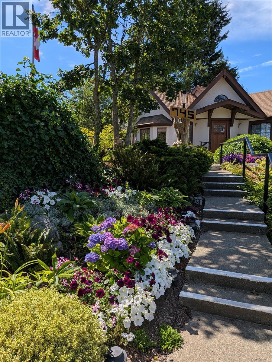 745 Middleton St, Saanich