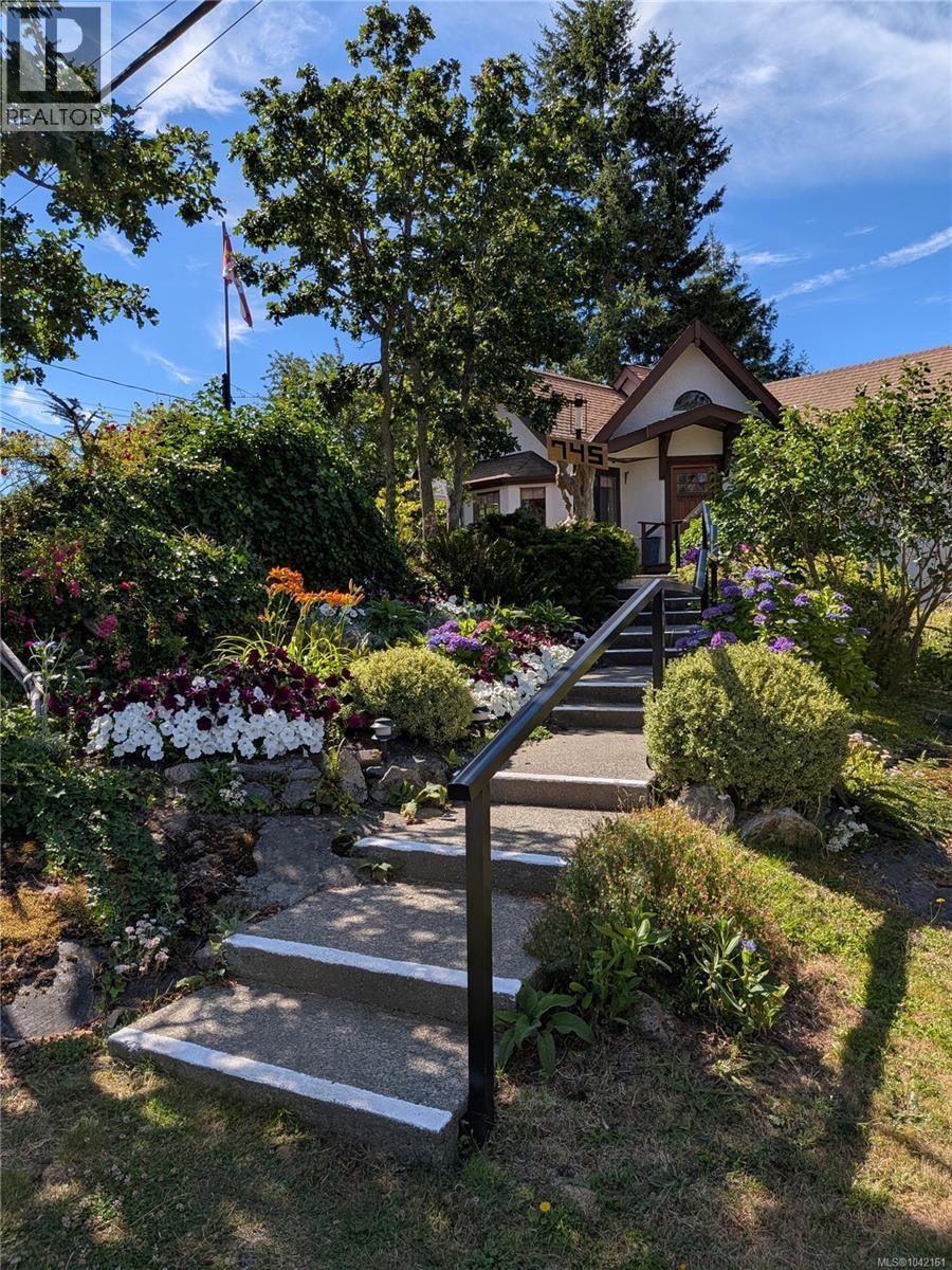 745 Middleton St, Saanich