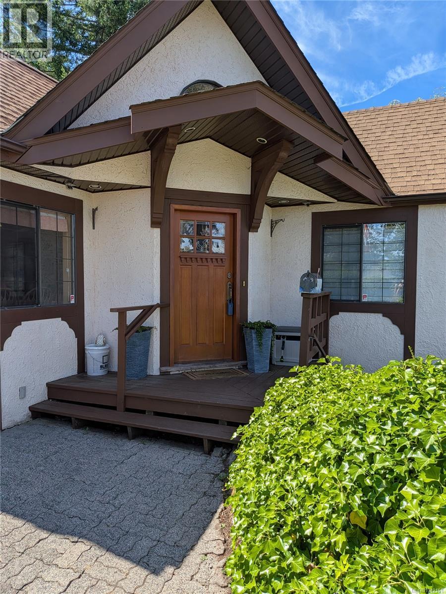 745 Middleton St, Saanich