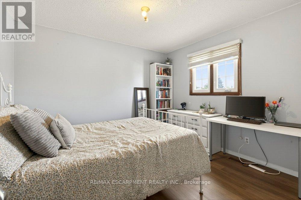 72 GURNETT DRIVE - 18