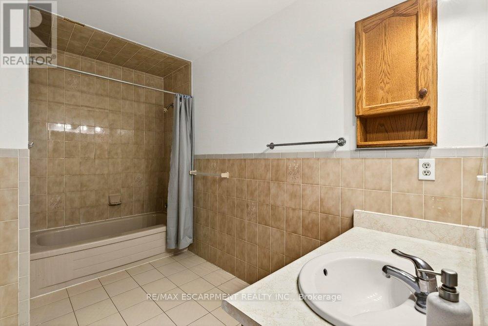 72 GURNETT DRIVE - 20