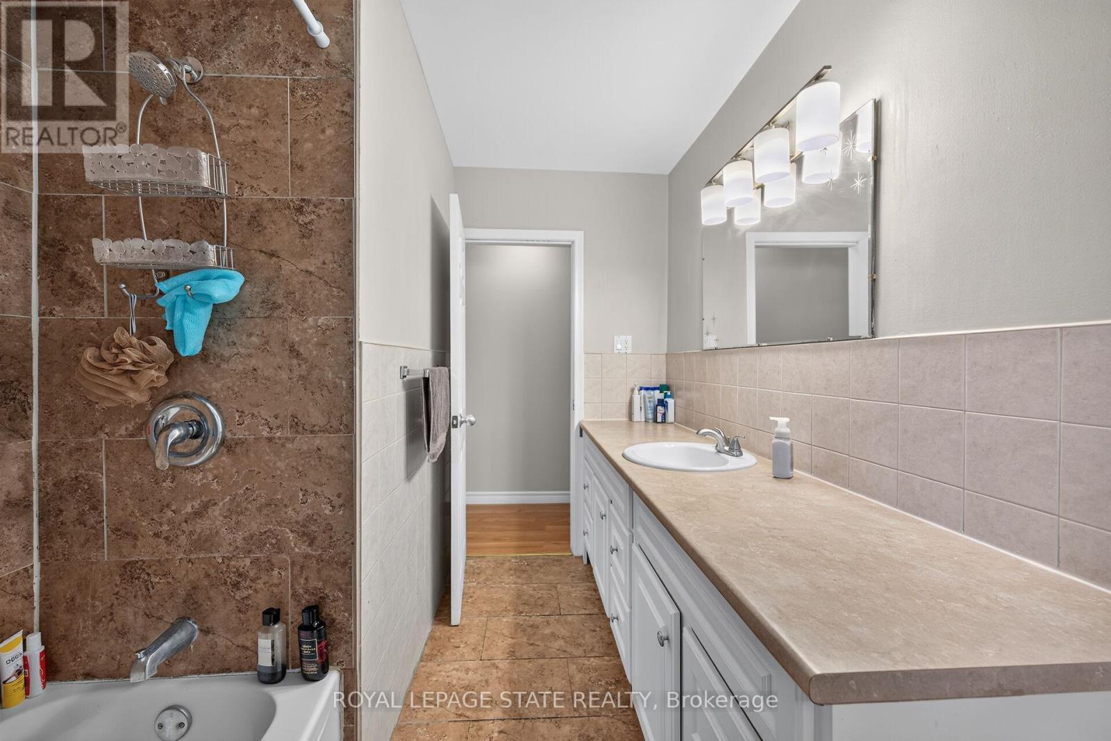 27 AINSLIE AVENUE - 24