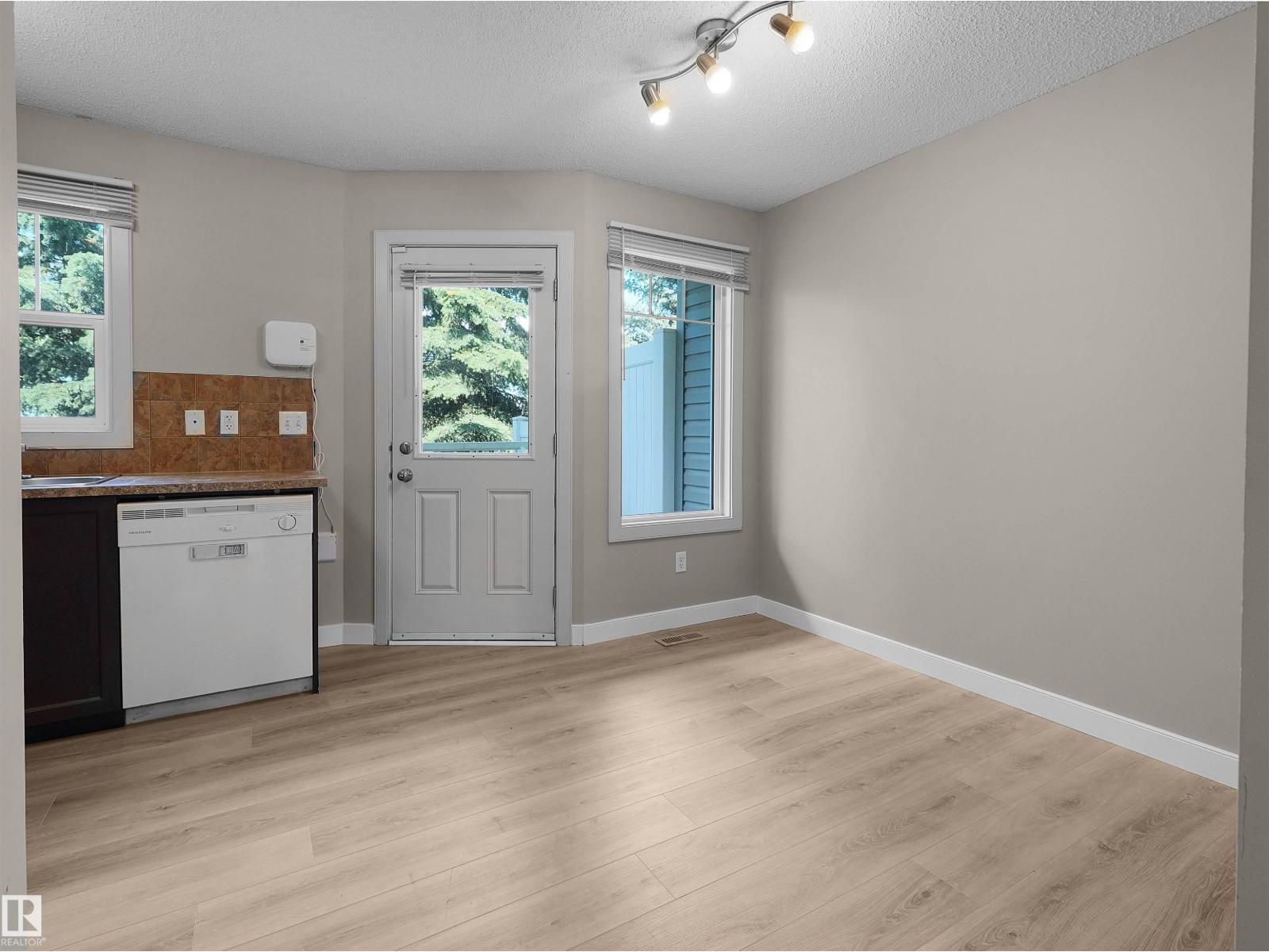 #17 6032 38 AV NW - 10