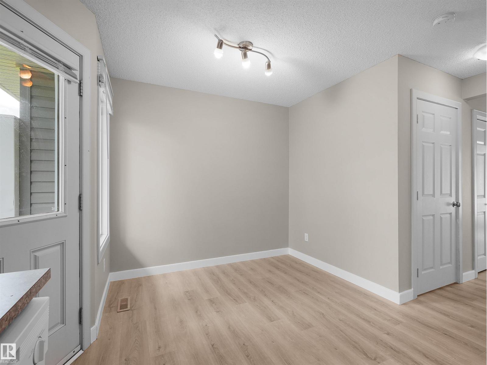 #17 6032 38 AV NW - 11