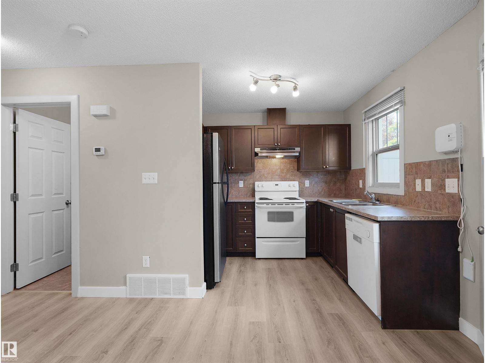 #17 6032 38 AV NW - 12