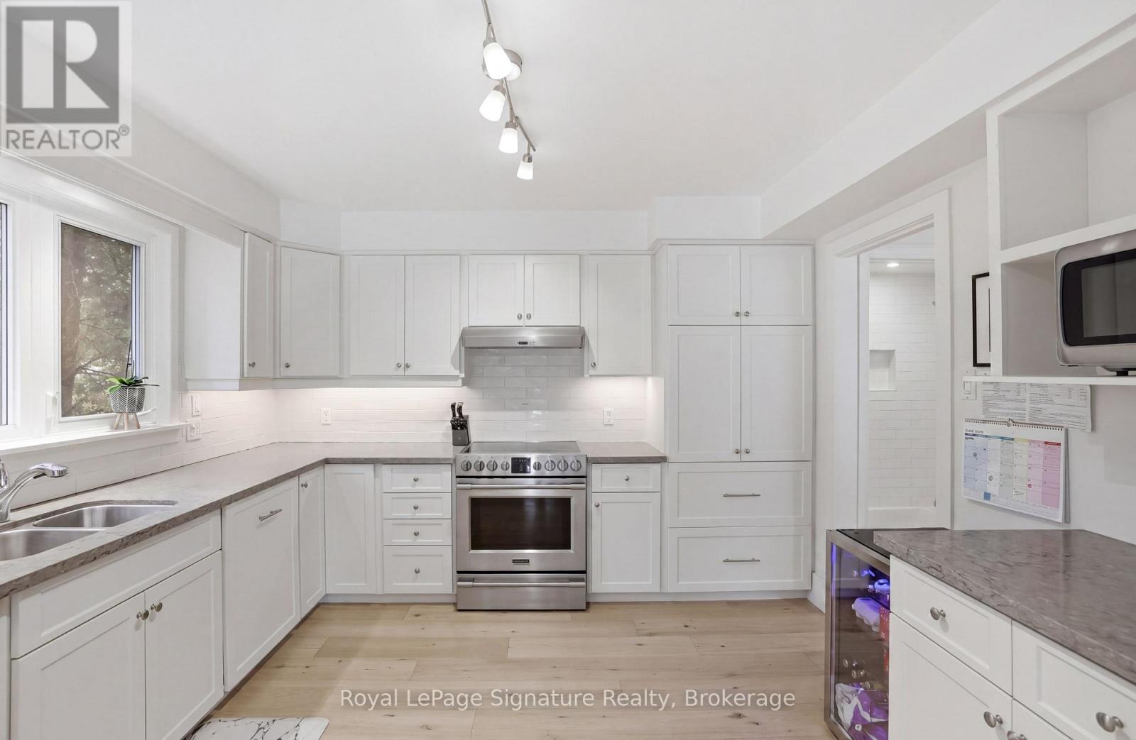 98 MOORE CRESCENT - 12