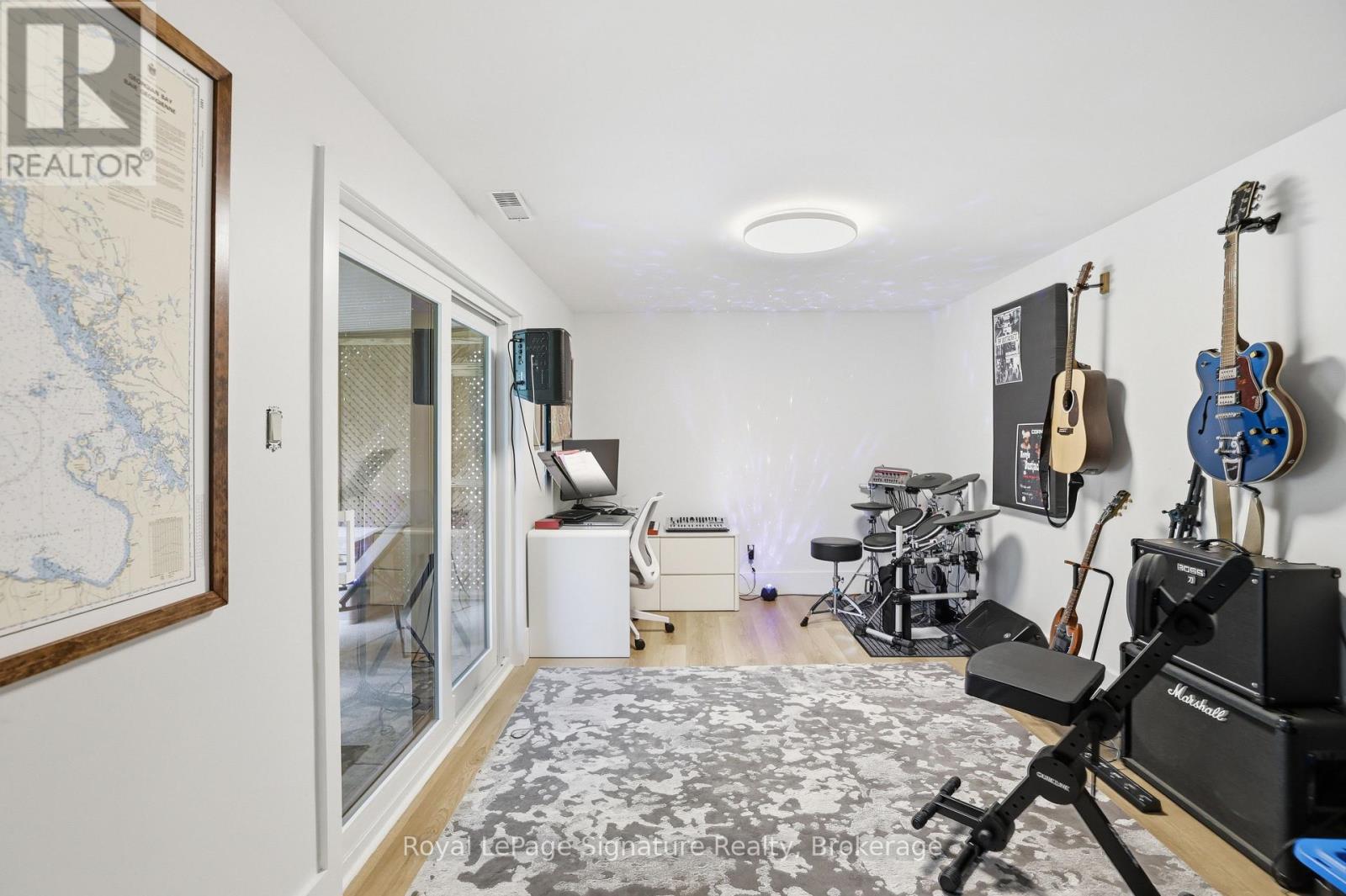 98 MOORE CRESCENT - 21