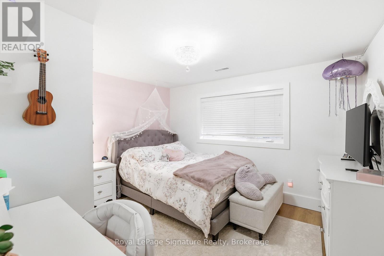 98 MOORE CRESCENT - 22