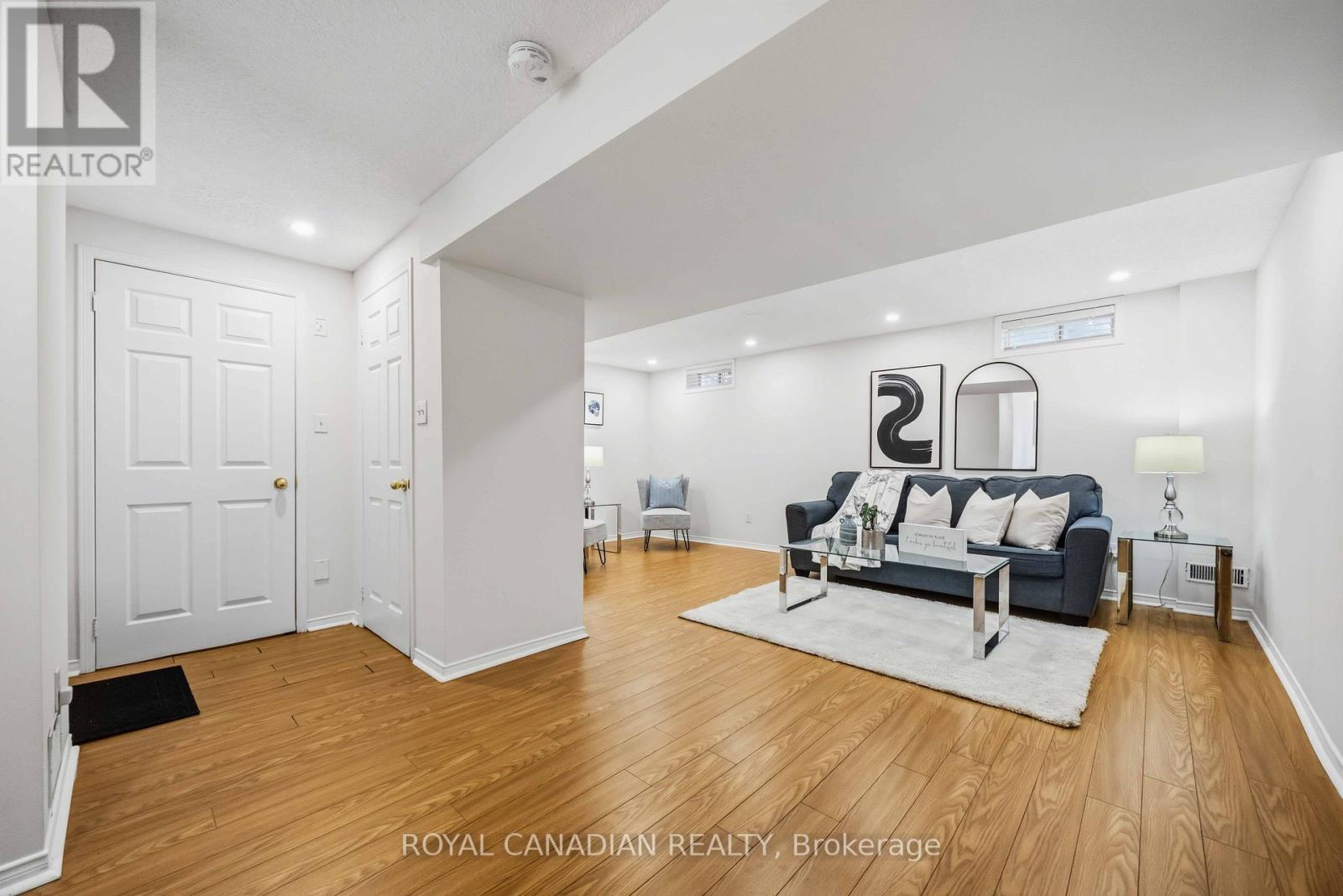 137 STOKELY CRESCENT - 40