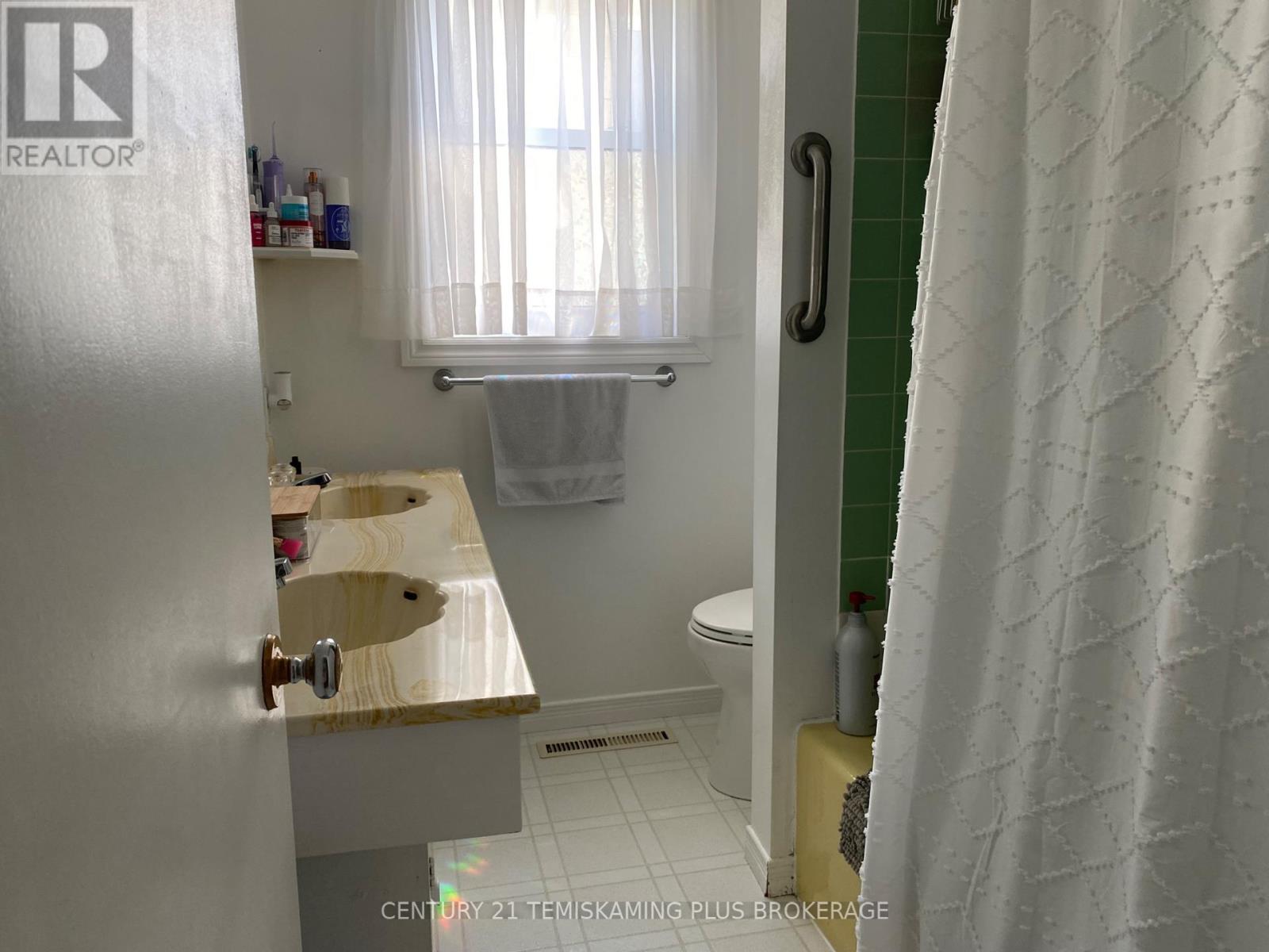 222 WHITEWOOD AVENUE - 16