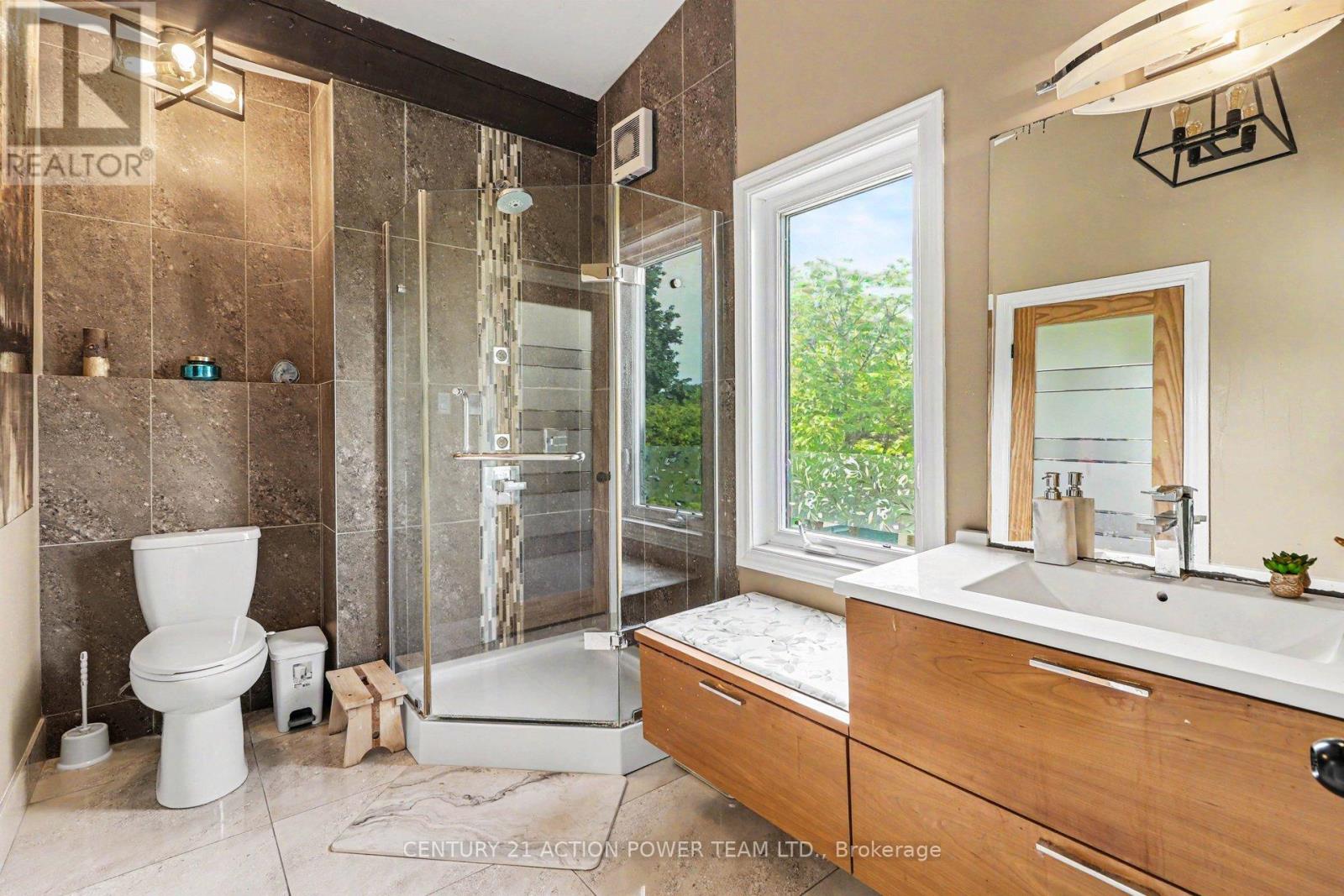1558 BELLA VISTA DRIVE N - 24