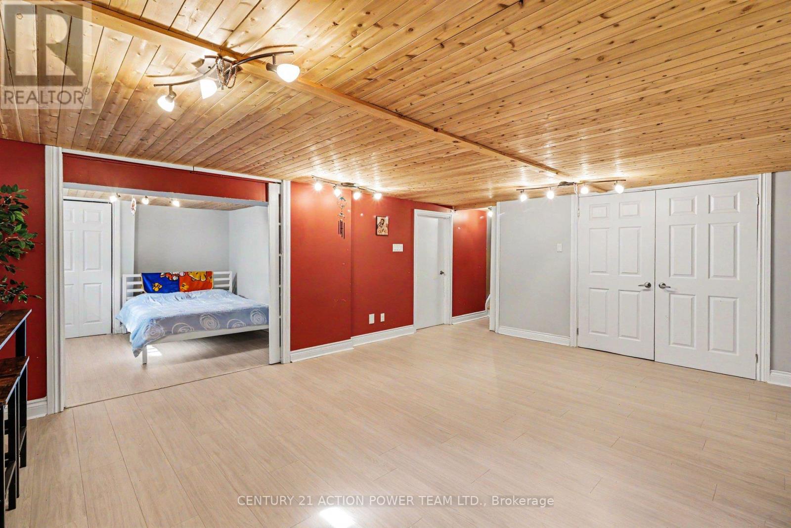 1558 BELLA VISTA DRIVE N - 32