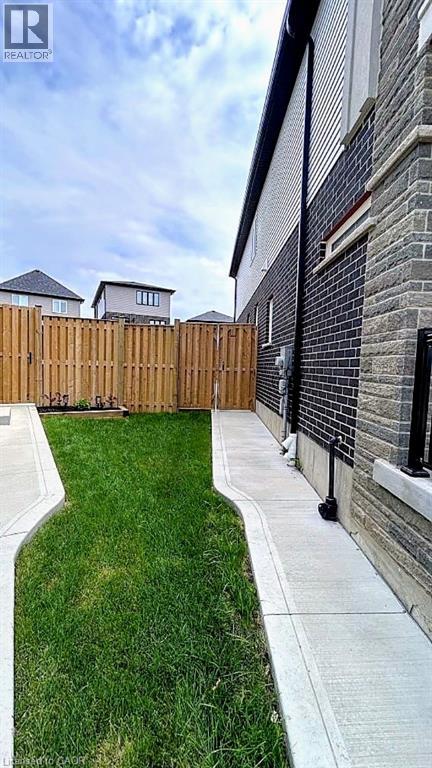 544 NATHALIE Crescent — photo 3