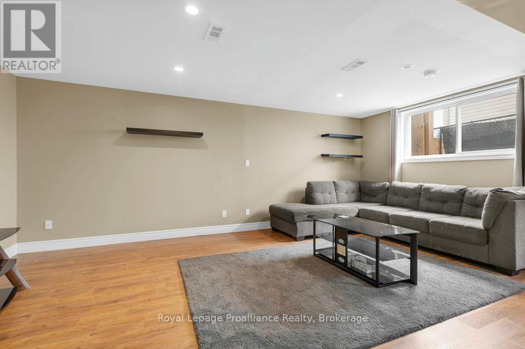 24 FREEDOM CRESCENT - 27