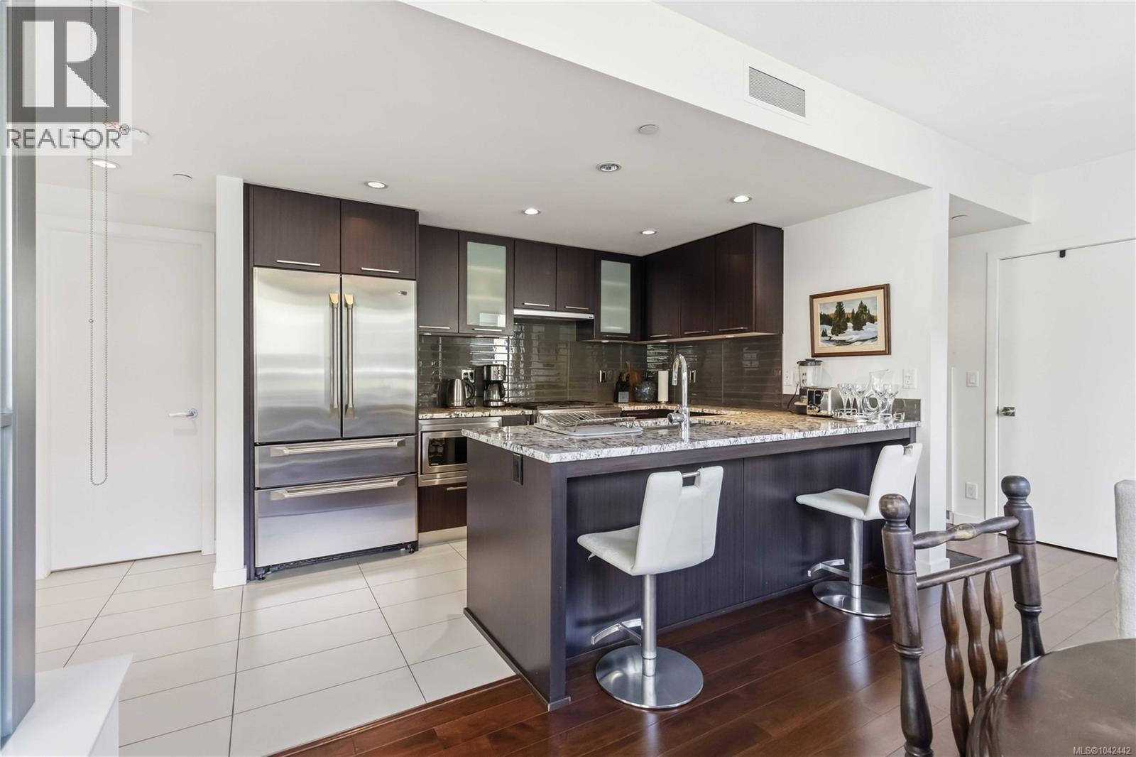 #505 608 Broughton St - 10
