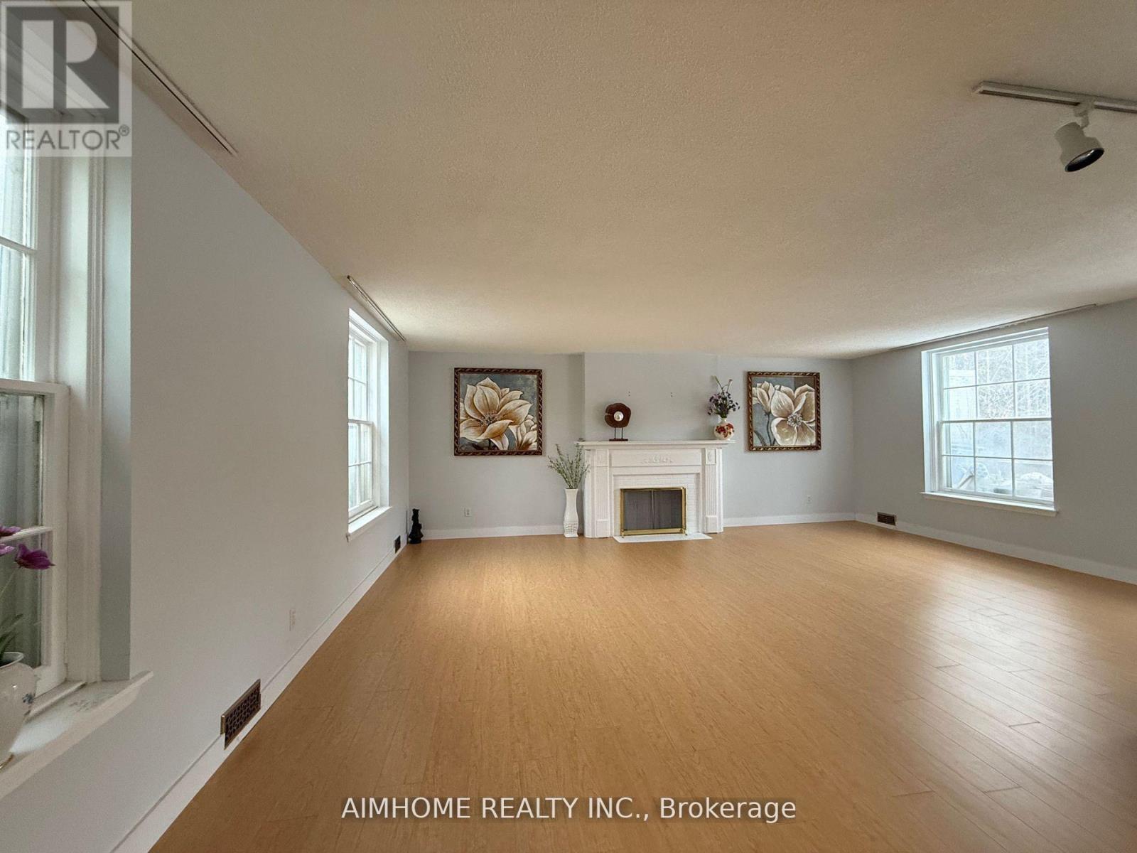 338 STEELES AVENUE E - 4