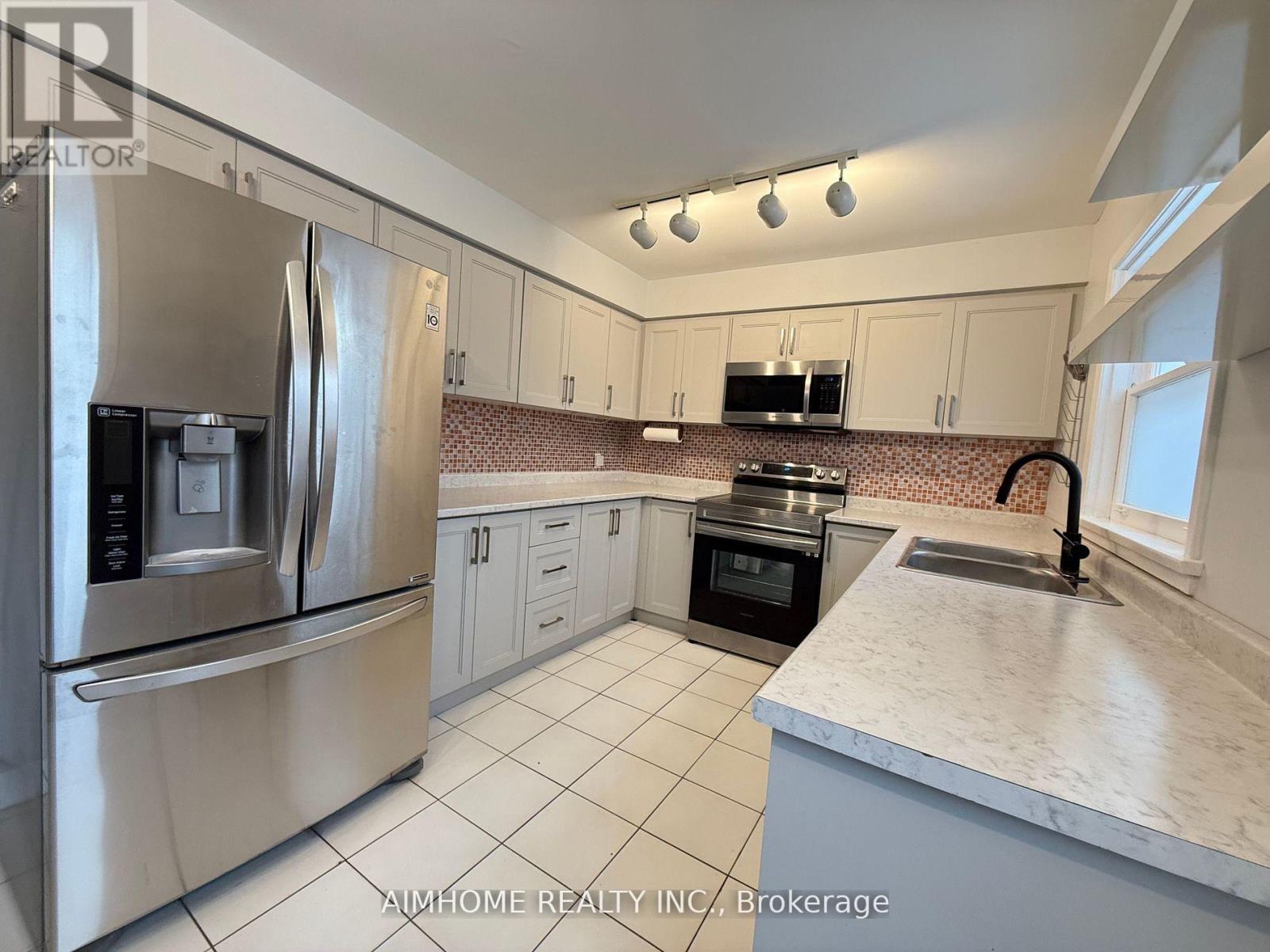 338 STEELES AVENUE E - 7
