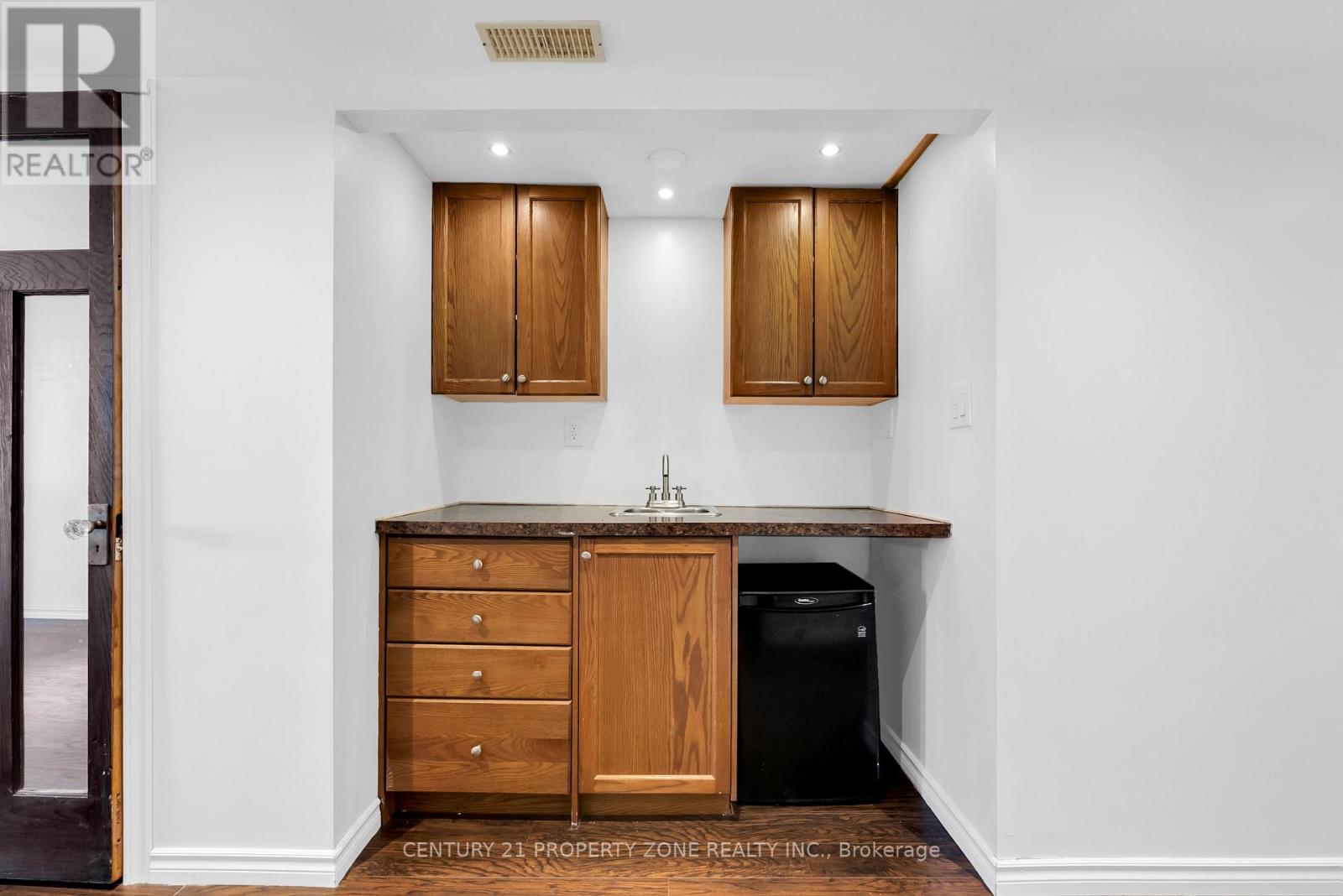 75 BENJAMIN CRESCENT - 35