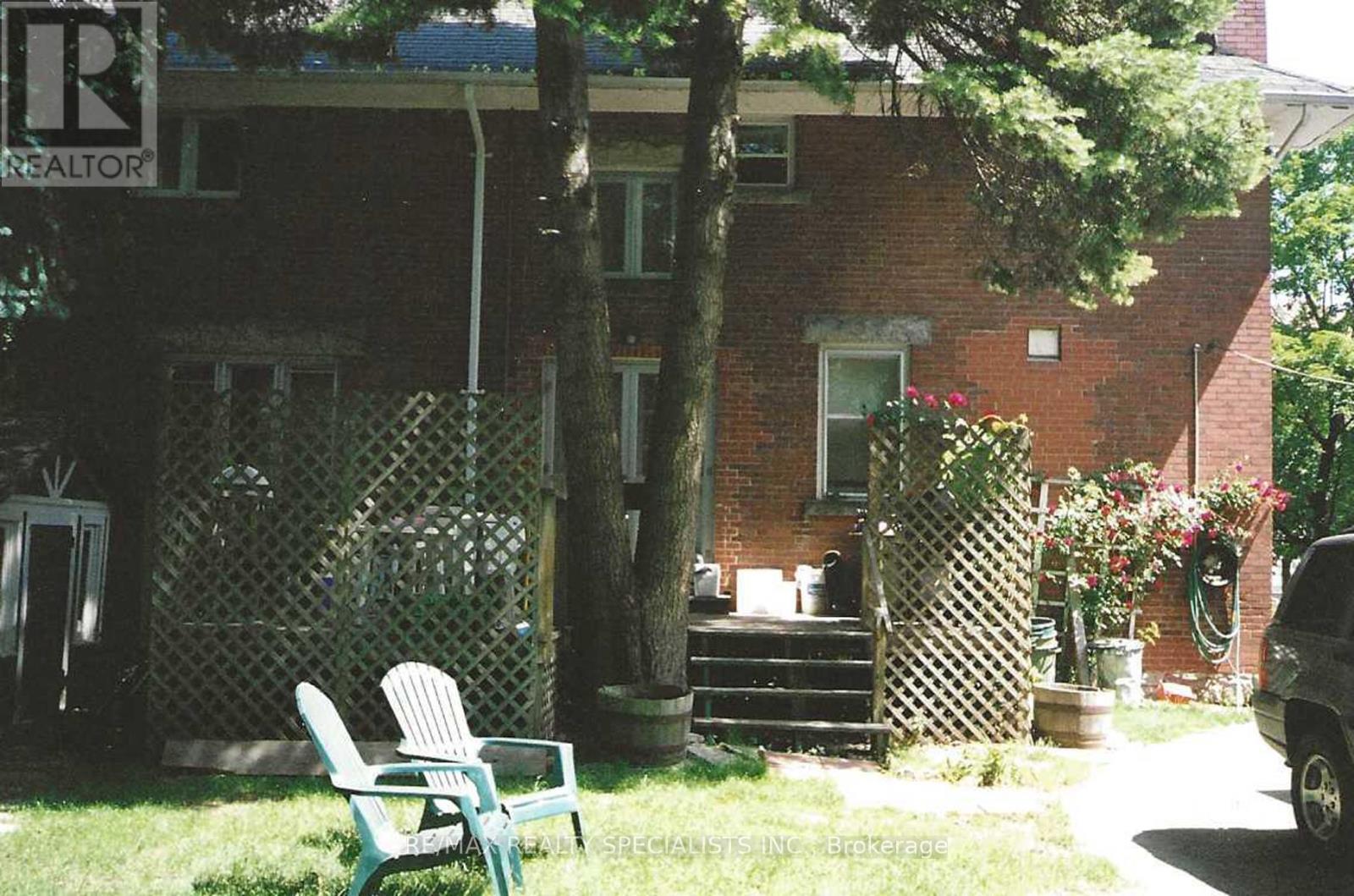 16 WELLINGTON STREET E - 16