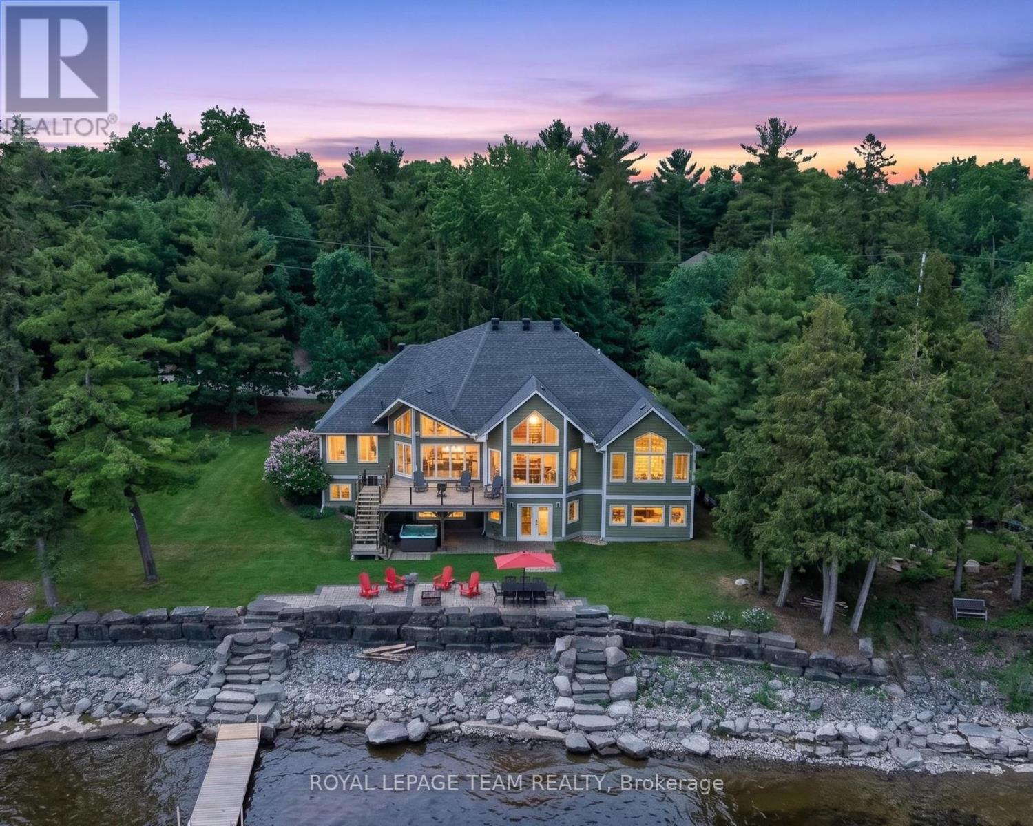 Luxury Waterfront Home in Dunrobin Shores!
