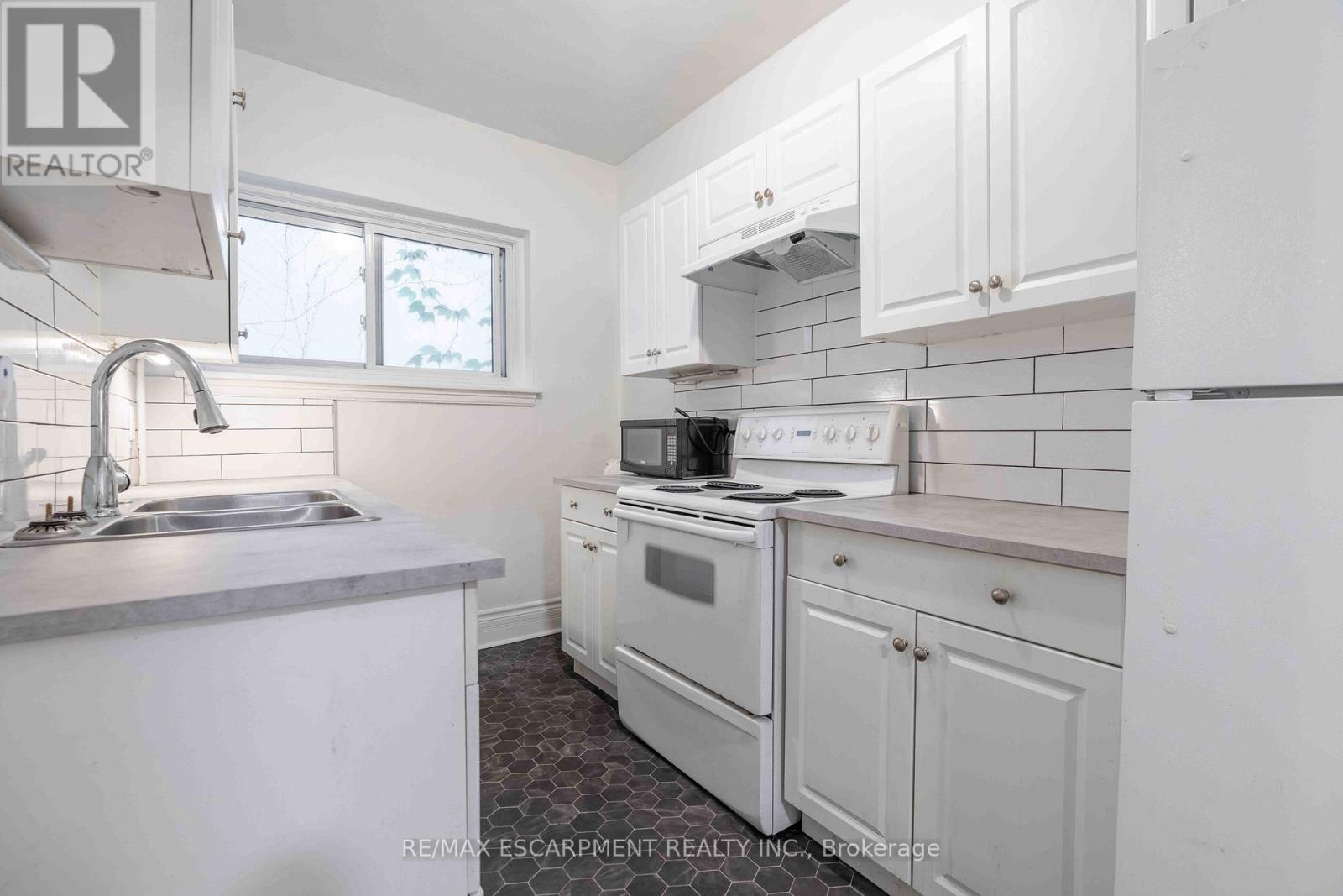 #4 285 KING STREET W - 12