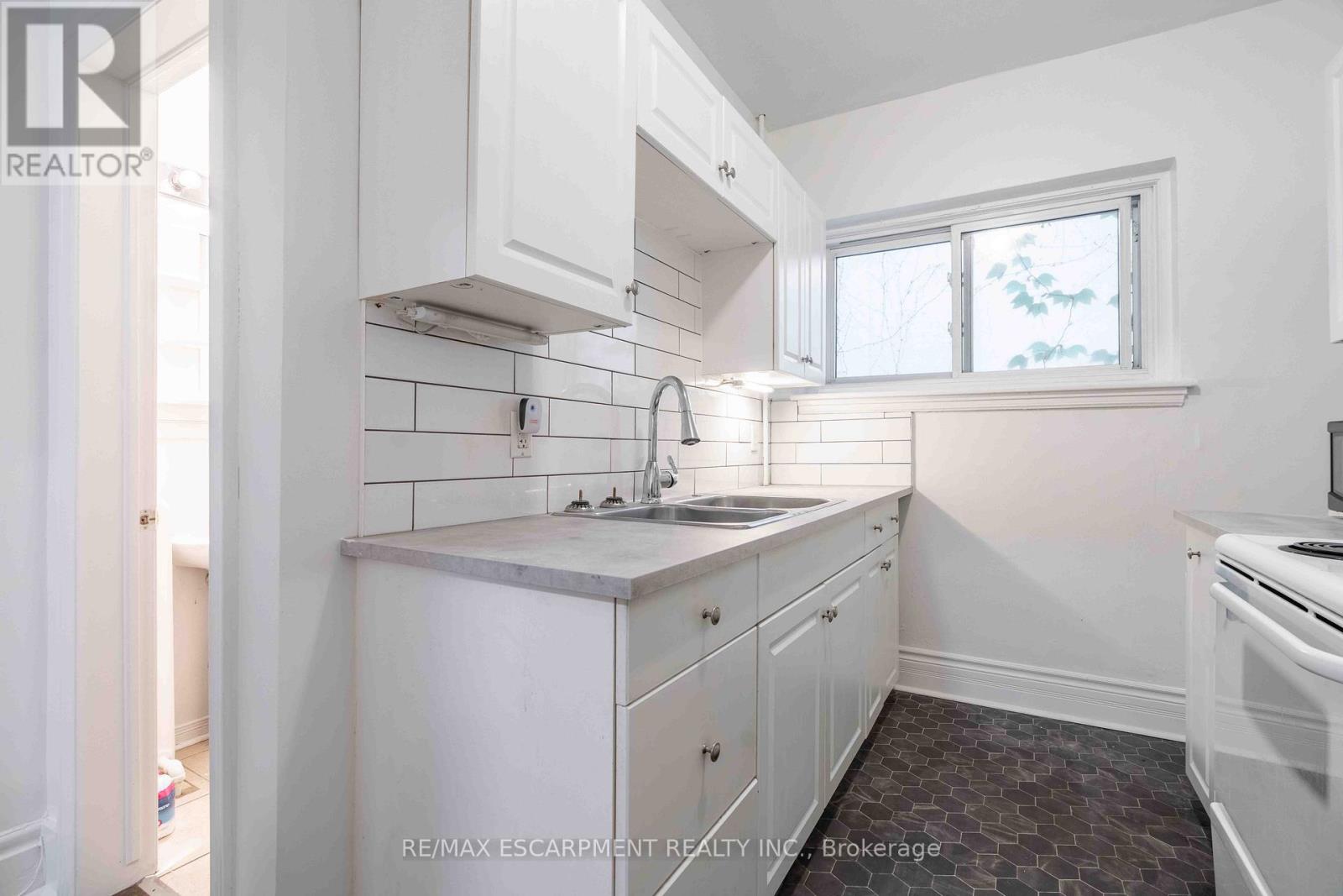 #4 285 KING STREET W - 13