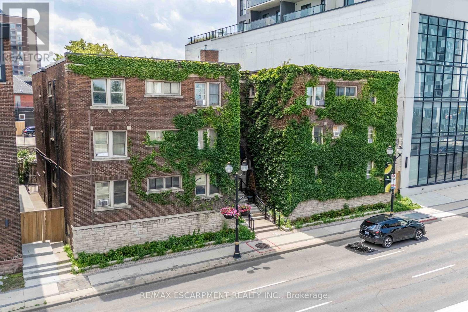 #4 285 KING STREET W - 2
