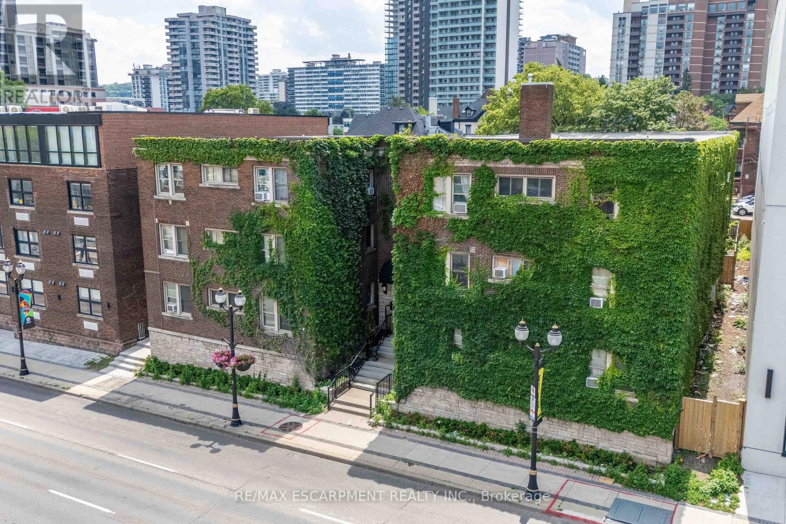 #4 285 KING STREET W - 3