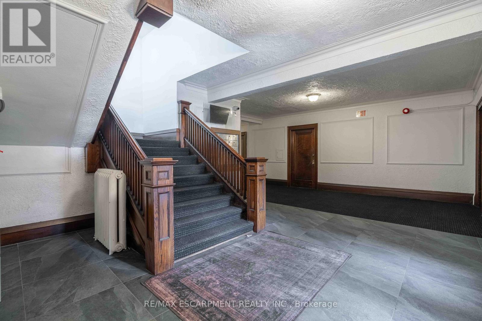 #4 285 KING STREET W - 7
