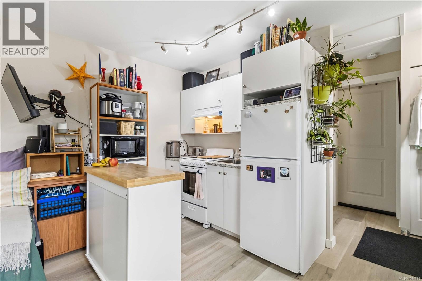 1131 Holly Park Rd, Central Saanich