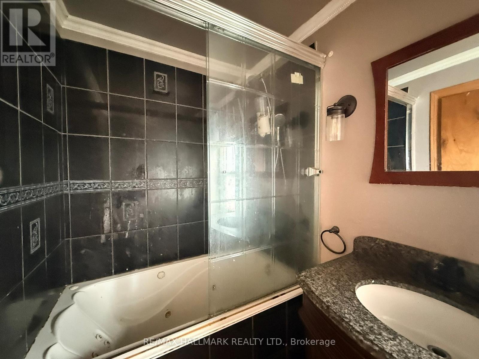 87 GLADSTONE AVENUE - 13
