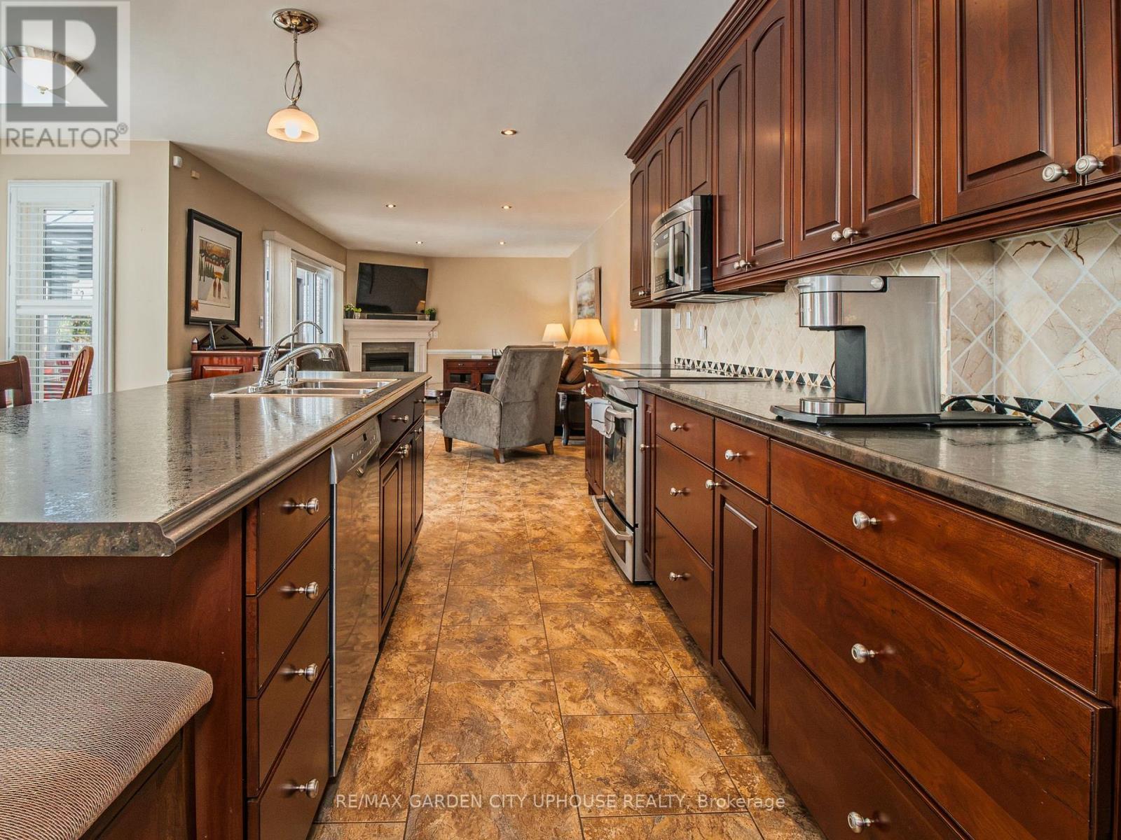 12 FOXHILL CRESCENT - 12