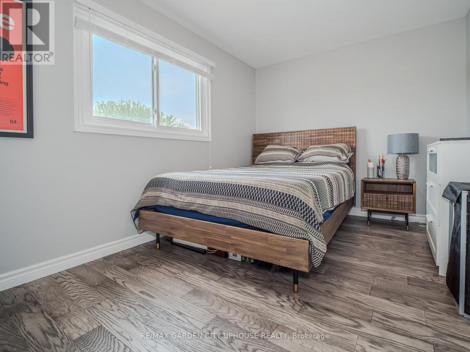 12 FOXHILL CRESCENT - 16