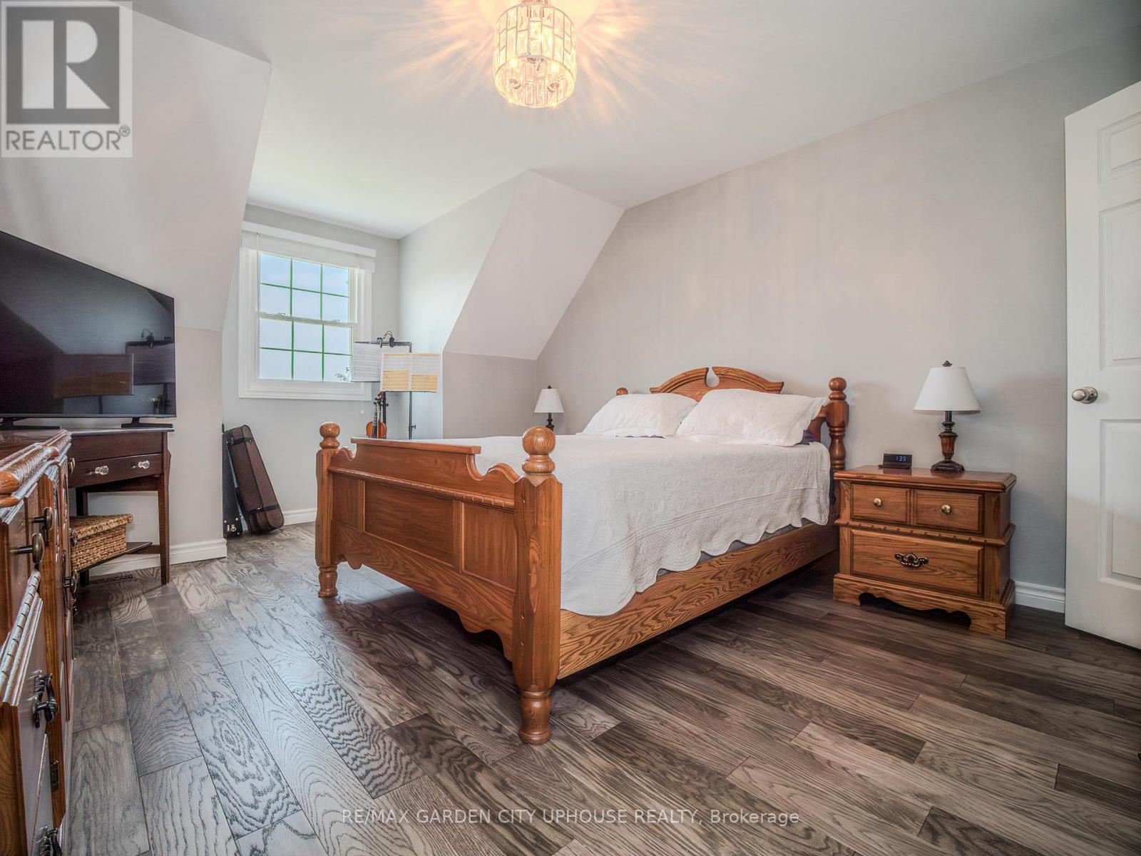 12 FOXHILL CRESCENT - 21