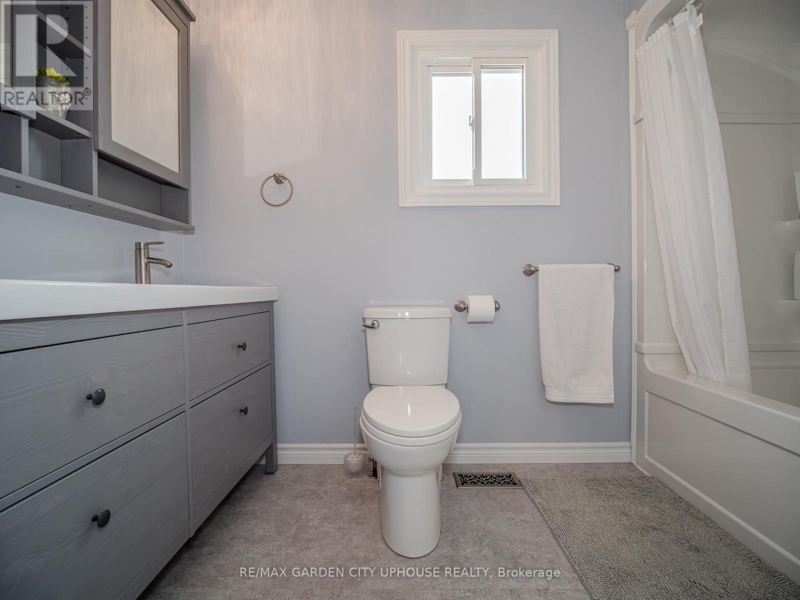 12 FOXHILL CRESCENT - 23
