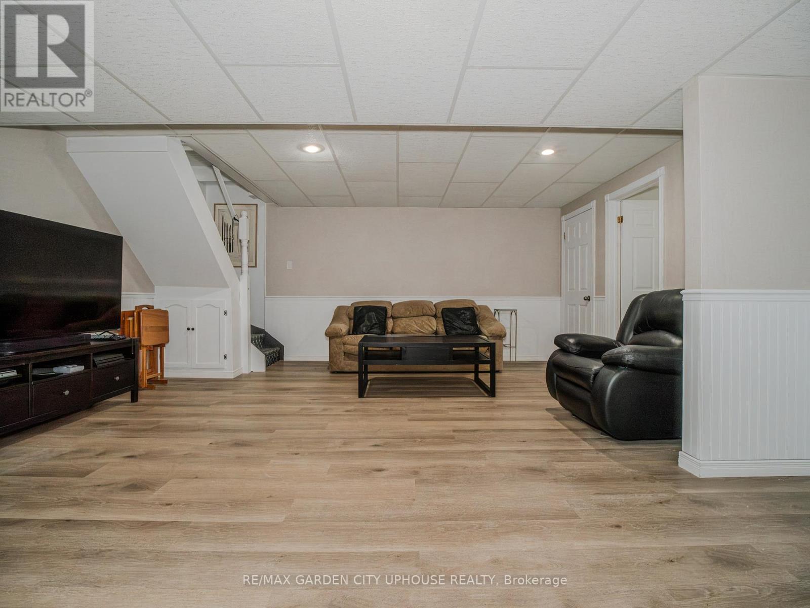 12 FOXHILL CRESCENT - 24