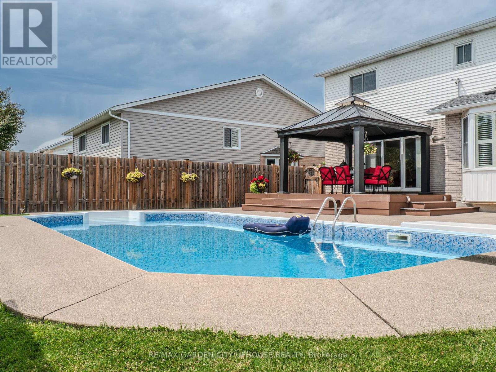12 FOXHILL CRESCENT - 30