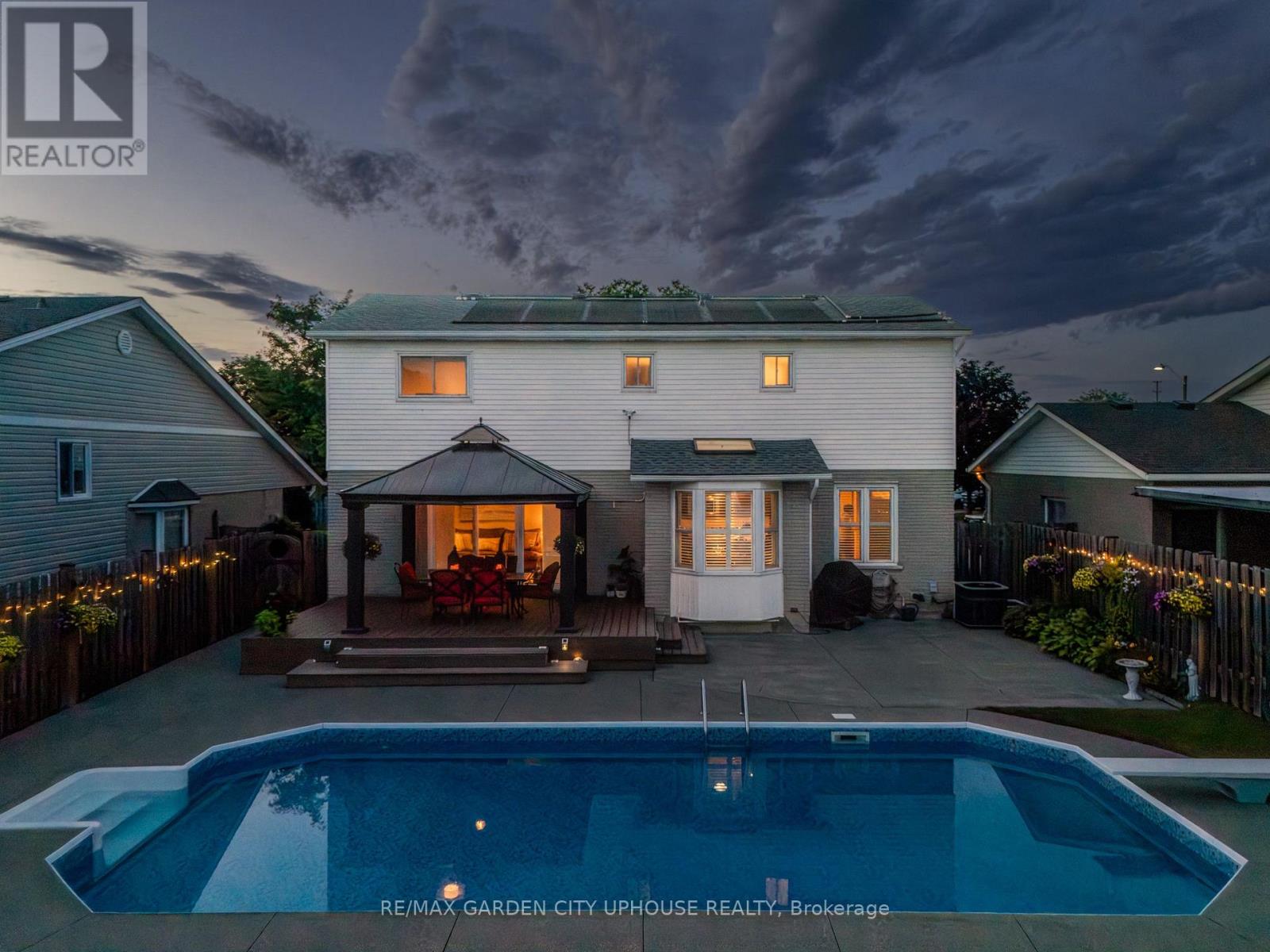 12 FOXHILL CRESCENT - 32