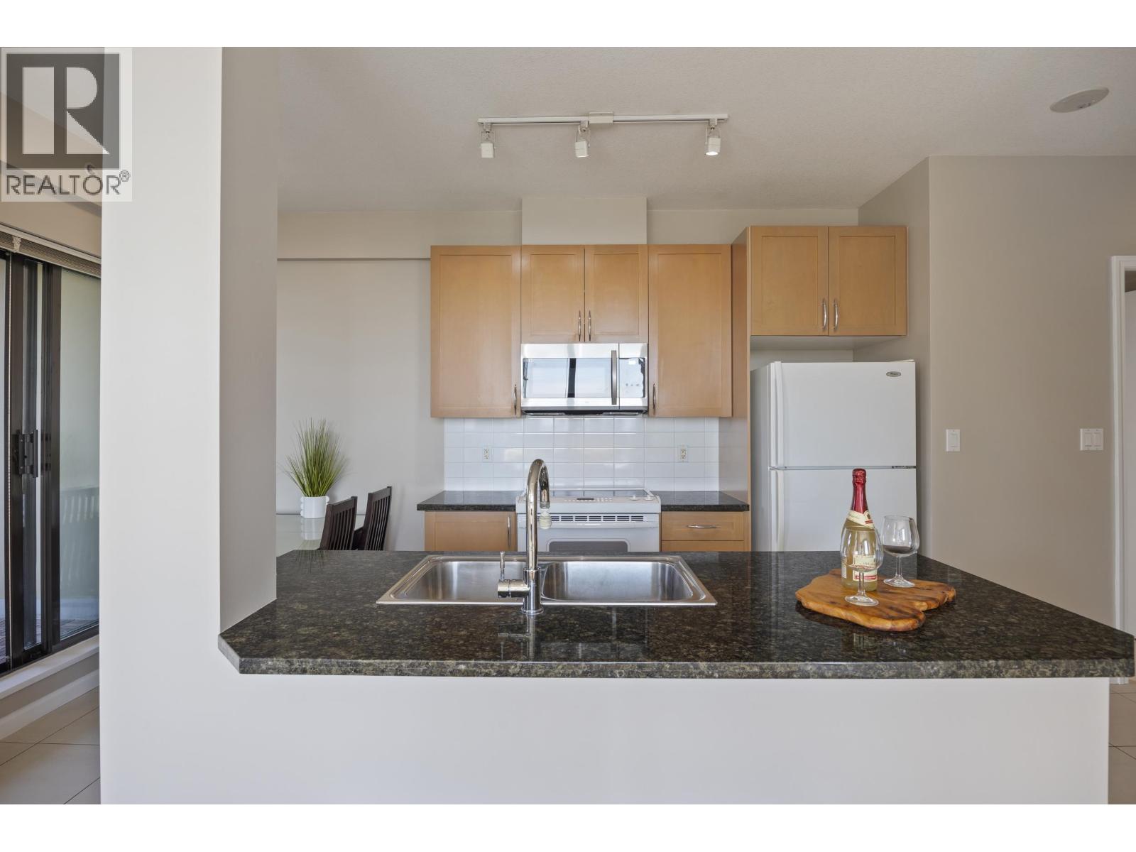 605 6833 STATION HILL DRIVE, Burnaby