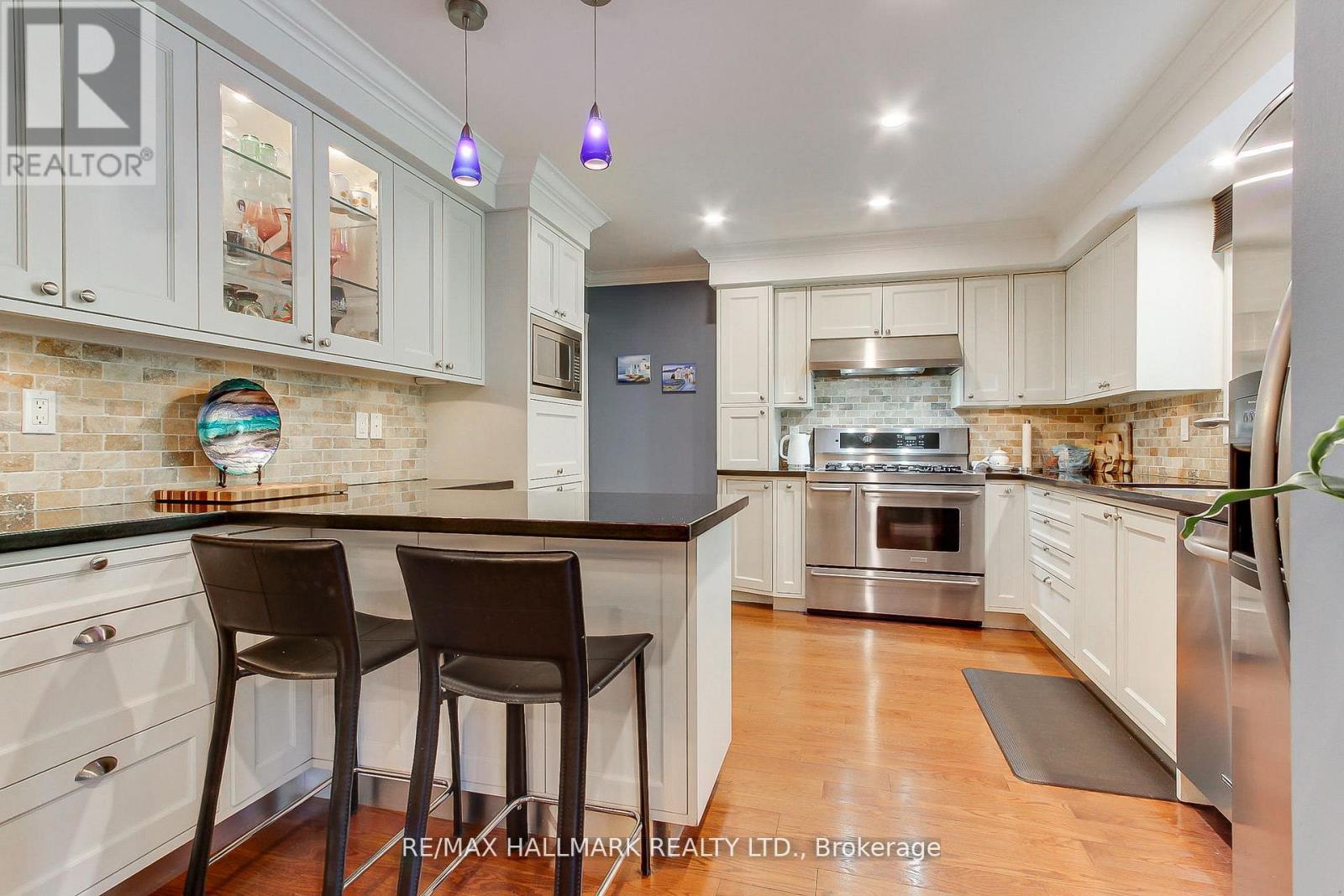 865 ARNOLD CRESCENT - 13