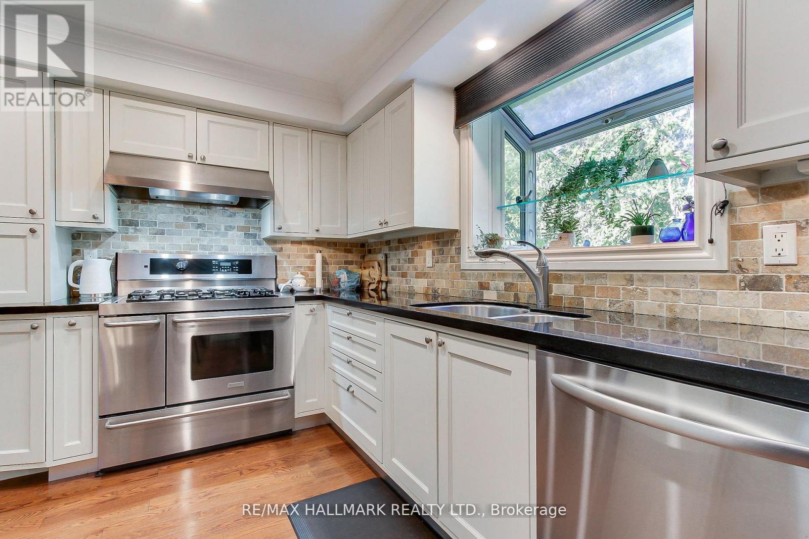 865 ARNOLD CRESCENT - 14