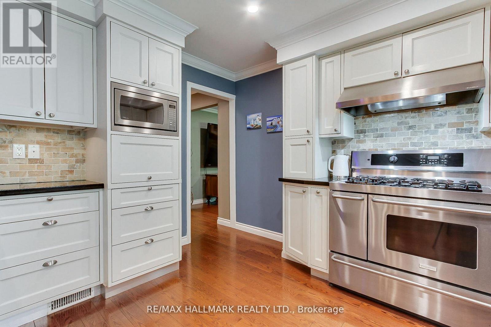 865 ARNOLD CRESCENT - 18